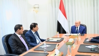 العليمي يلتقي محافظي المهرة وحضرموت ويوجه بمنع المظاهر المسلحة
