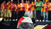 على خطى يامال.. الفرنسي ساشا بوي يرفع علم فلسطين