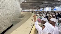 الحجاج يبدؤون رمي الجمرات وذبح الأضاحي في أول أيام العيد