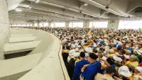 حجاج بيت الله الحرام يرمون الجمرات الثلاث في أول أيام التشريق
